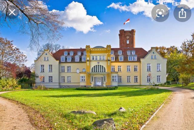 Schloss Lelkendorf Apartment Ulrichshusen Maisonette Fewo Mecklenburger Seenplatte Mit Dachterrasse Naehe Ostsee Zewnętrze zdjęcie