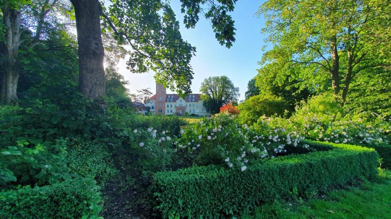 Schloss Lelkendorf Apartment Ulrichshusen Maisonette Fewo Mecklenburger Seenplatte Mit Dachterrasse Naehe Ostsee Zewnętrze zdjęcie